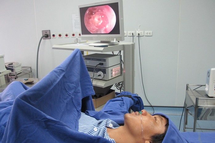 Bệnh nhân đang được nội soi tán sỏi tỉnh táo theo dõi bác sĩ thực hiện cuộc phẫu thuật cho chính mình tại BV ĐK tỉnh Quảng Ninh