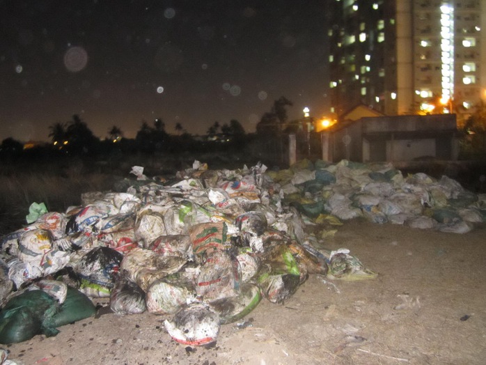 Hàng trăm bao chất thải đổ thành đống lớn ngổn ngang tại khu vực.
