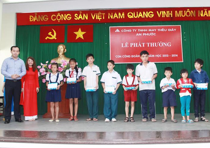 Đại diện Công ty An Phước (bìa trái), trao học bổng cho con công nhân