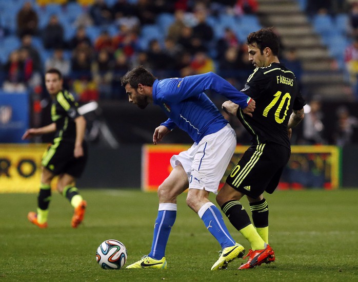 Tuyển Ý (áo xanh) vừa nhận thất bại 0-1 turớc Tây Ban Nha khi mặc chiếc áo mới