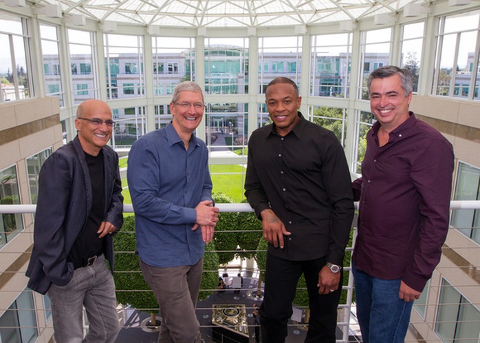 Từ trái sang: Jimmy Iovine, Tim Cook, Dr Dre và Eddy Cue.