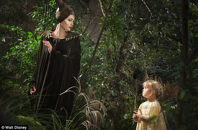 Angelina và con gái trong một cảnh quay phim Maleficent