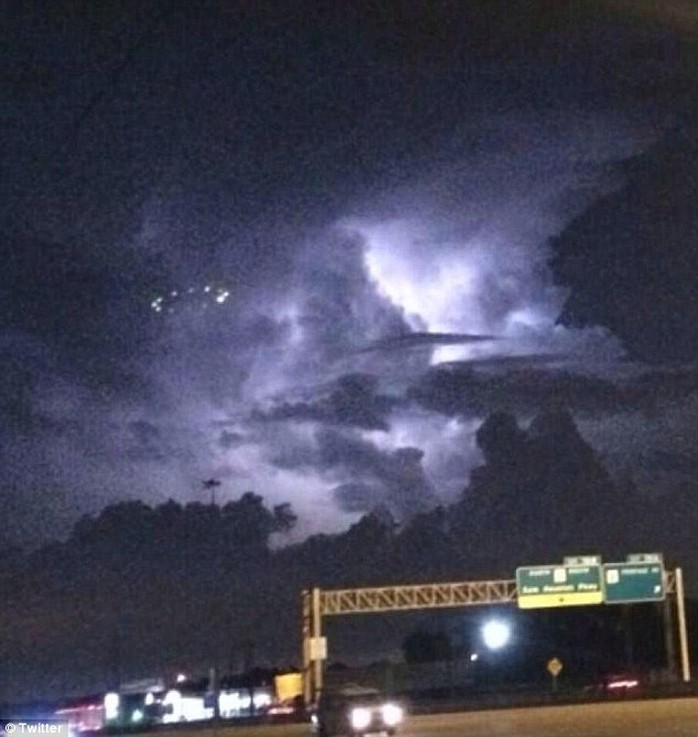UFO phát sáng trên bầu trời Mỹ