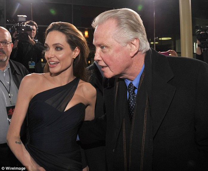 Angelina và cha Jon Voight