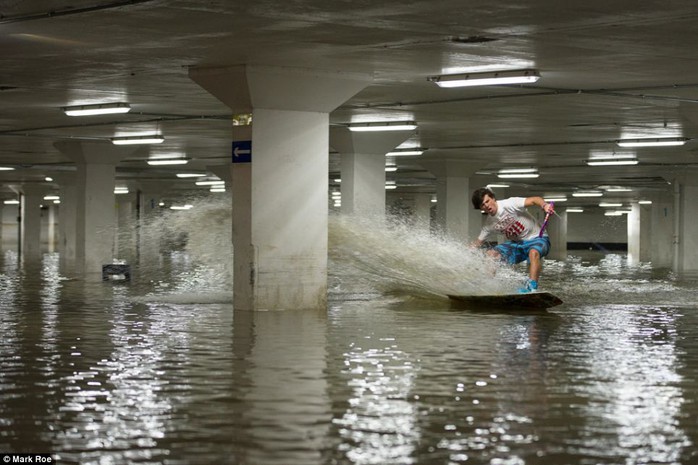 Sóng tấn công một tàu hỏa đang chạy ở hạt Devon thuộc miền Tây Nam nước Anh.

Ảnh: Reuters