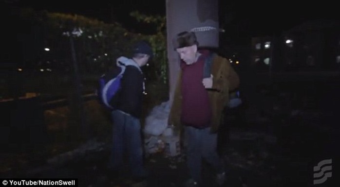 Bác sĩ Jim Withers (trái) và người bạn Mike Sallows (phải) cải trang thành những người vô gia cư và ra khỏi nhà vào ban đêm .Ảnh: Daily Mail
