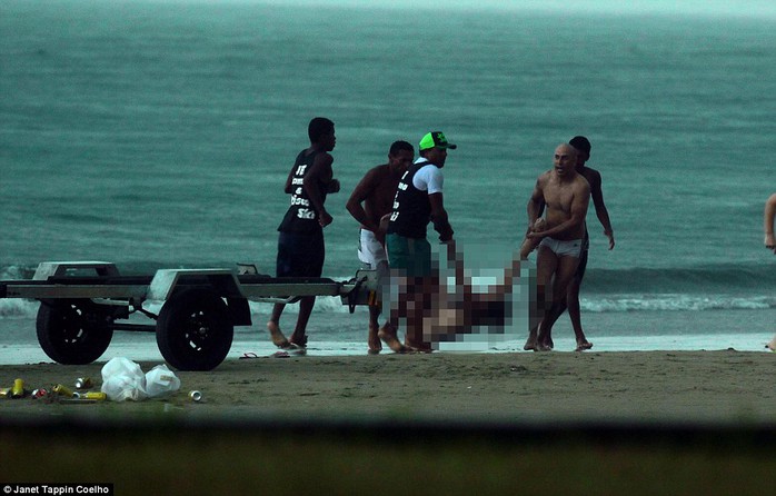 Chồng Rosangela Biavati (mặc quần bơi màu trắng) và 2 người khác đã đưa thi thể nạn nhân  lên bờ. Ảnh: Daily Mail