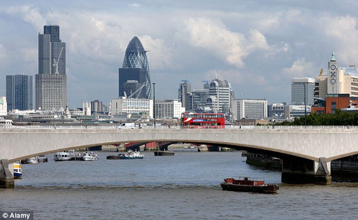 Cây cầu Waterloo Bridge nơi anh Benjamin định tự tử. Ảnh: Daily Mail