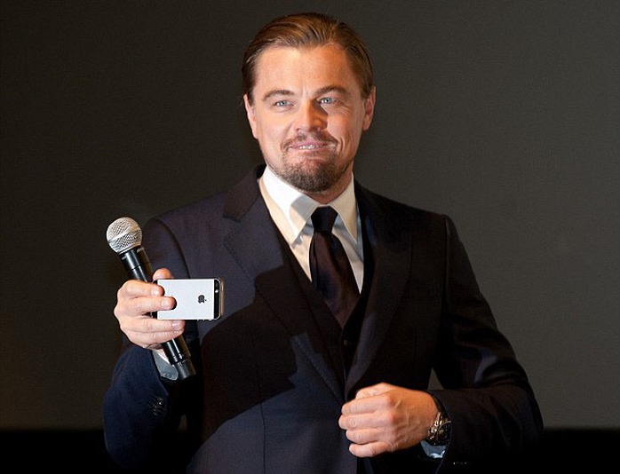 Leonardo DiCaprio trong một buổi họp báo quảng bá phim Wolf Of Wall Street