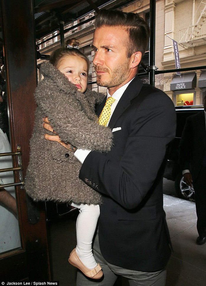 Beckham bế con gái Harper
