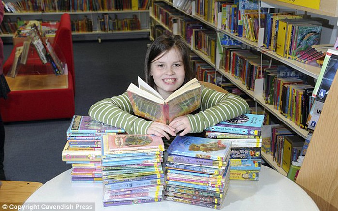 B&eacute; Jackson nhận được một giải thưởng của nh&agrave; văn Cressida Cowell chứng nhận về th&agrave;nh t&iacute;ch n&agrave;y. Ảnh: Daily Mail