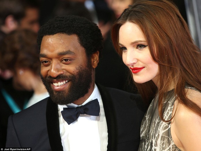 Chiwetel Ejifor và Sari Mercer