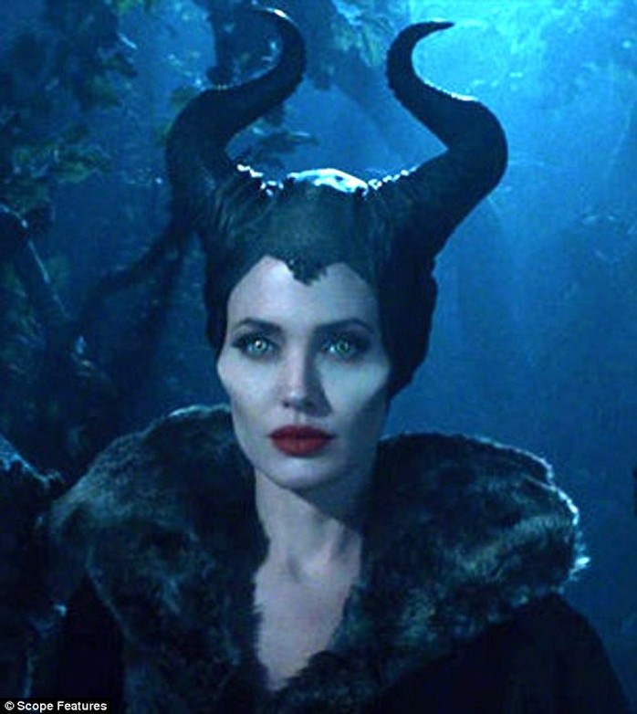 Angelina hóa phù thủy trong phim Maleficent