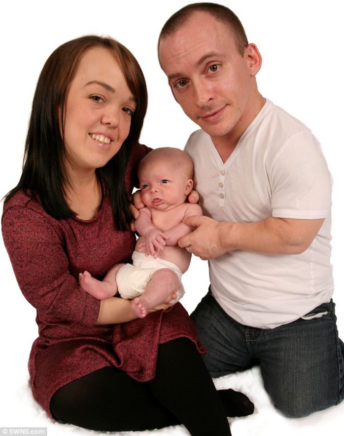 Cô Laura Whitfield cùng chồng Nathan Phillips và con trai. Ảnh: SWNS