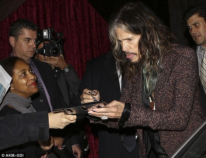 Steven Tyler ký tặng người hâm mộ ngay tiệc đính hôn