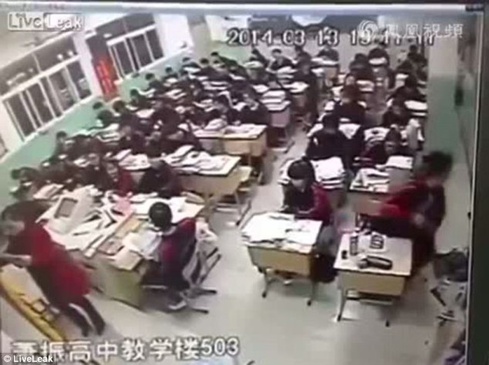 Học sinh tự sát ngồi ở góc phải ảnh