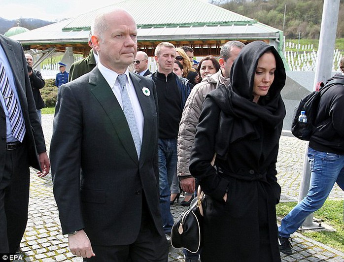 Cô cùng Ngoại trưởng Anh đến thăm nạn nhân chiến tranh và cưỡng hiếp tại Bosnia