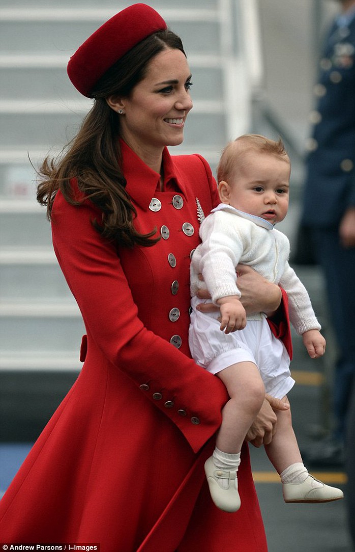 Đây cũng là chuyến đi xa đầu tiên của hoàng tử bé 8 tháng tuổi. Ảnh: i-images