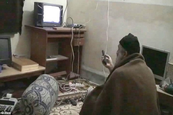 Osama bin Laden đang xem tin tức về chính mình ở căn cứ bí mật.
