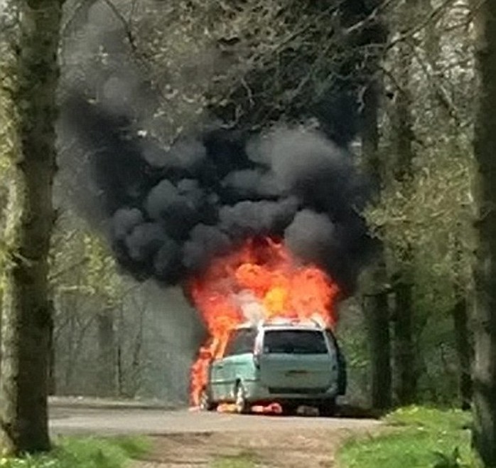 Chiếc xe của 3 mẹ con bốc cháy. Ảnh: Daily Mail