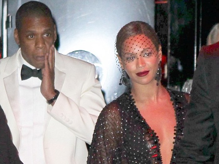 Phản ứng của Jay Z và Beyoncé khi ra khỏi thang máy. Ảnh: X17