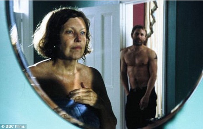 Anne Reid và Daniel Craig trong một cảnh quay của phim The Mother