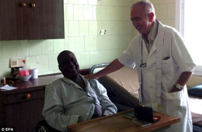 Linh mục Miguel Pajares chăm sóc cho bệnh nhân ở Liberia