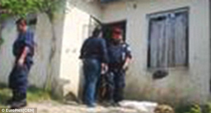 Cảnh sát đến nhà vợ chồng xích con để giải thoát cho cậu bé