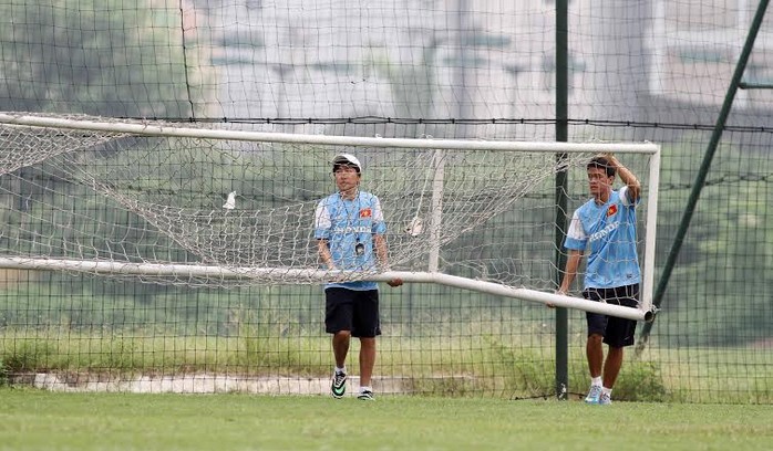 HLV Miura cùng các trợ lý chuẩn bị cho buổi tập đầu tiên cùng U23 Việt Nam