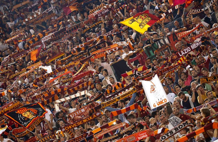 Những màn ăn mừng quá cuồng nhiệt của CĐV Roma khiến fan Moscow nổi nóng