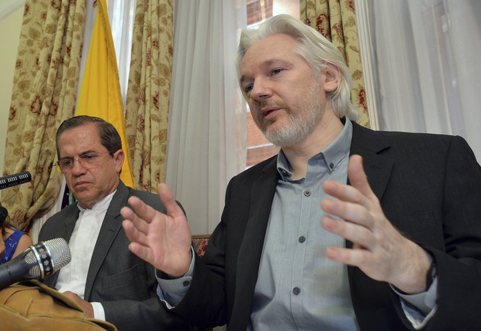 Ông Julian Assange và Ngoại trưởng Ecuador Ricardo Patino (trái) tại cuộc họp báo ngày 18-8. Ảnh: Reuters