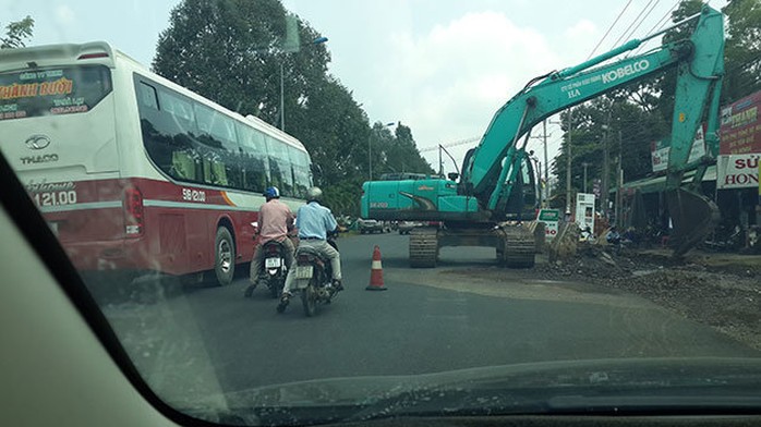 Tình trạng thi công mất an toàn thường xảy ra trên quốc lộ 20 (đoạn huyện Định Quán, Đồng Nai) - Ảnh: Nguyễn Tuấn