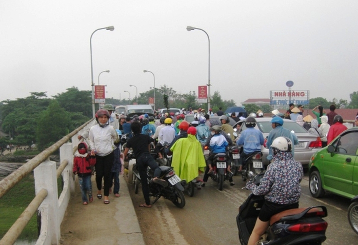 Người dân hiếu kỳ đứng xem vụ tai nạn khiến giao thông qua cầu Vạn Hà tắc nghẽn nghiêm trọng
