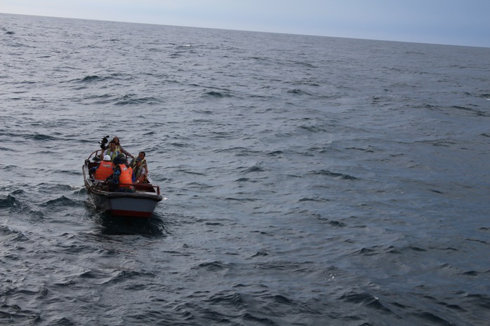 Xuồng đưa h&agrave;ng cho c&aacute;c nh&agrave; gi&agrave;n DK1 m&ugrave;a s&oacute;ng gi&oacute;