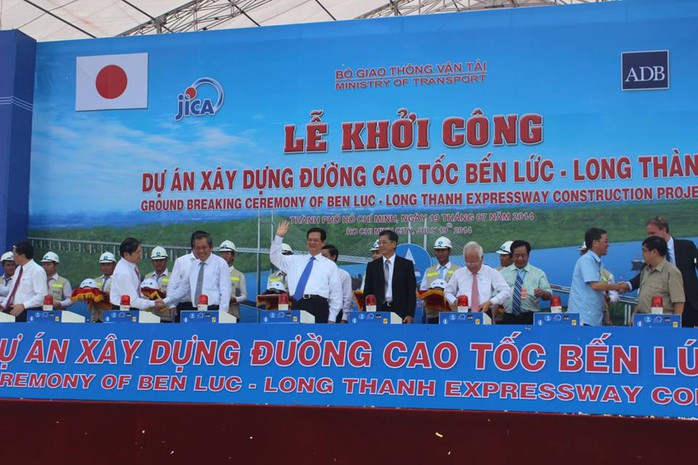 Thủ tướng Nguyễn Tấn Dũng cùng các lãnh đạo, đại biểu tham dự nghi thức khởi công
