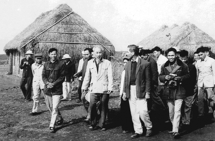 Bác Hồ thăm nhân dân xã Nam Cường, huyện Tiền Hải, tỉnh Thái Bình vào tháng 3-1962