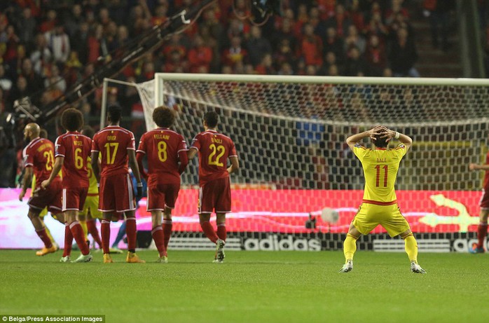 Gareth Bale sút hàng rào tuyệt đẹp nhưng bị Courtois cản phá