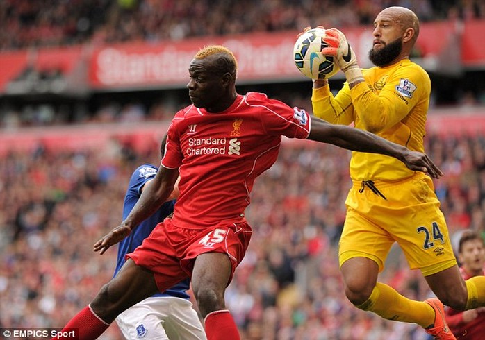 Balotelli (trái) đã đánh mất phong độ ghi bàn kề từ ngày về Liverpool