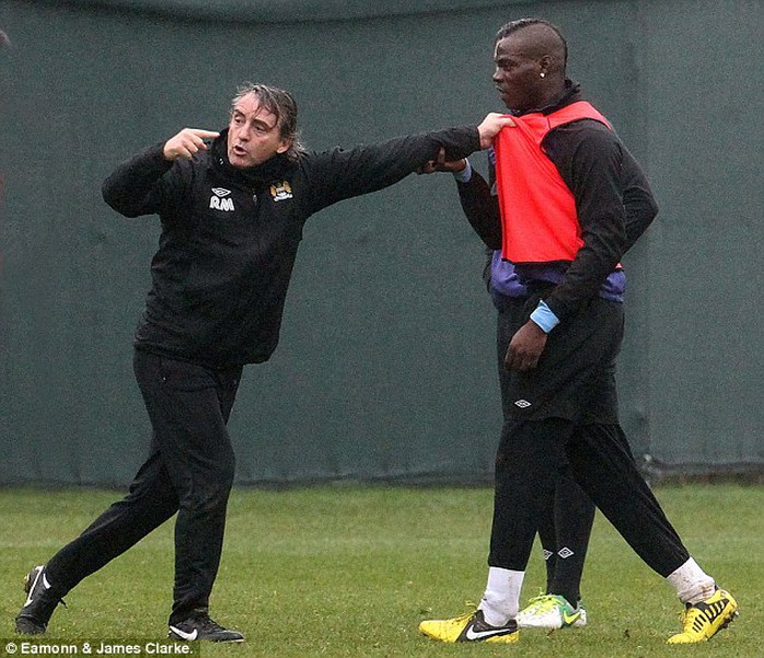 Balotelli bị HLV Mancini (Man City) lôi cổ ra khỏi sân hồi năm 2013 vì không tuân thủ chiến thuật