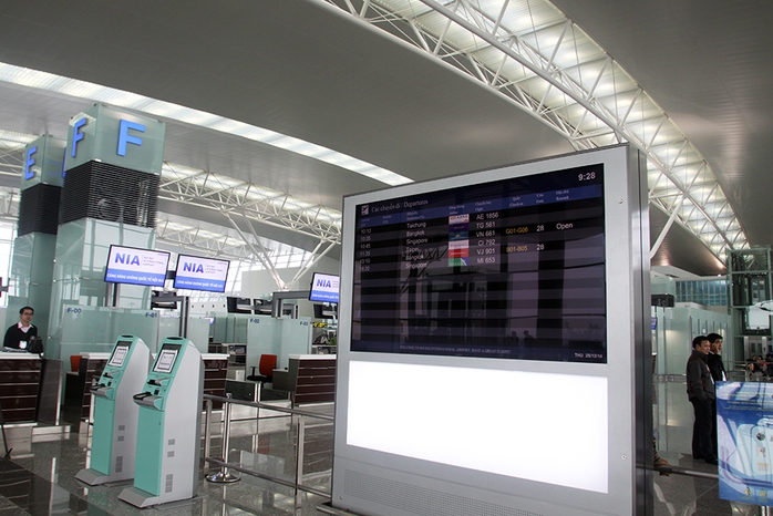 Bảng điện tử hiện thông tin số hiệu chuyến bay được đặt ở vị trí thấp hơn ngay trong sảnh chính giúp hành khách dễ quan sát
