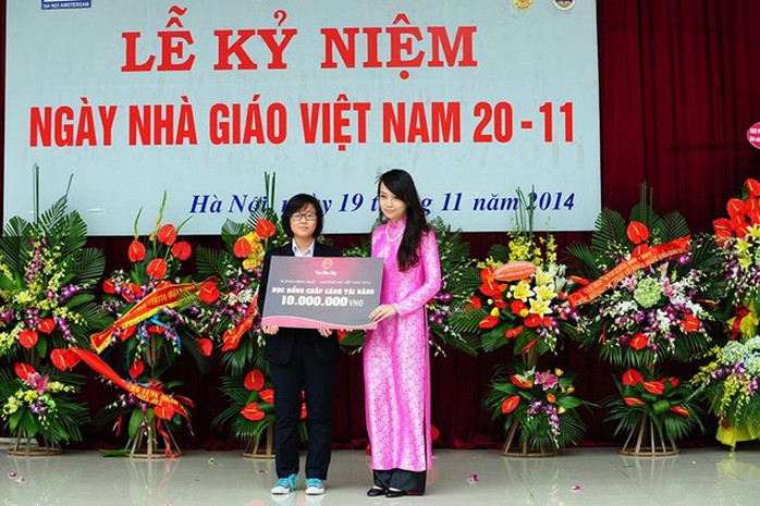 Cô gái đa tài Minh Nhật tặng 10 suất học bổng cho các đàn em khóa sau của trường THPT Hà Nội - Amsterdam