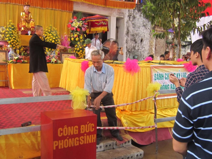 Công tác an ninh được chú trọng, người của Ban tổ chức thay nhau trông bánh, thậm chí còn chăng dây để kiểm soát người ra vào