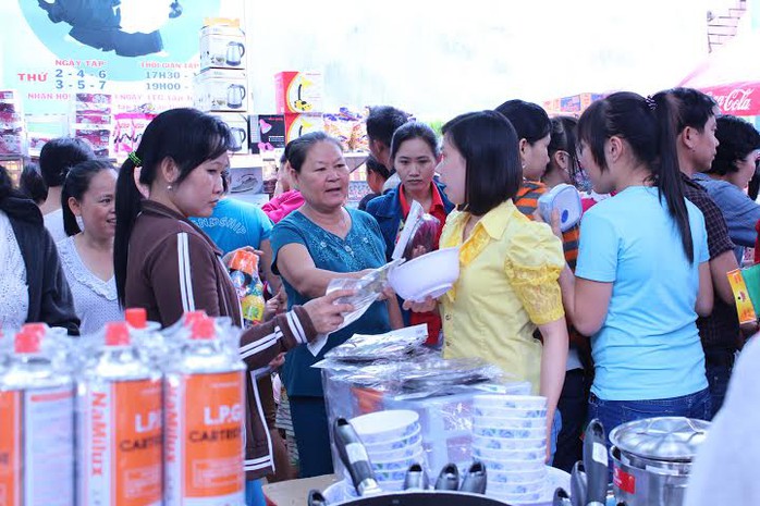 Công nhân mua hàng giảm giá tại một ngày hội do Công đoàn tổ chức