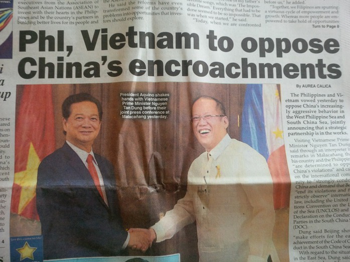 Tờ The Philippne Star đưa bài nổi bật trên trang nhất hình ảnh hai nhà lãnh đạo và giật tít “Philippines, Việt Nam phản đối hành động xâm lấn của Trung Quốc”