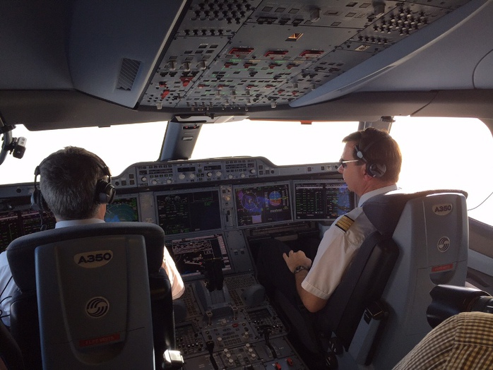 Đội bay trình diễn A350 XWB gồm 5 chiếc với nhiều phi công. Khác với các chuyến bay thông thường, cabin của chuyến bay này được mở cửa cho phóng viên ghi hình trong lúc bay bằng. Các phi công tỏ ra rất thân thiện với hành khách