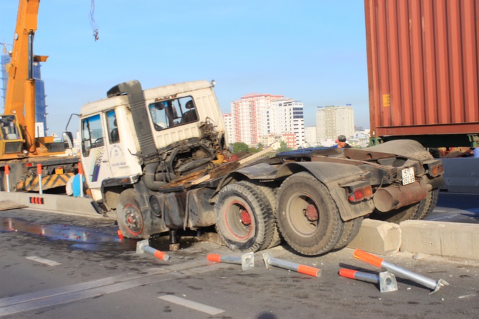 Chiếc xe container nằm vắt vẻo trên dải phân cách ở cầu Sài Gòn 1.