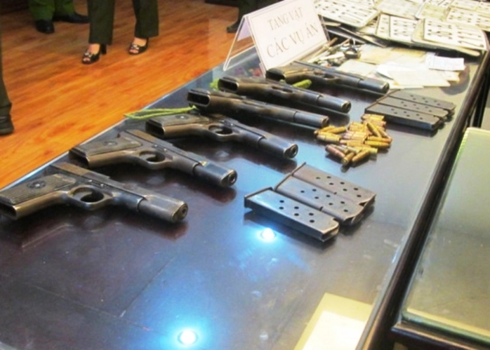 Số súng, đạn K54 được công an Thanh Hóa thu và công bố tại cuộc họp báo