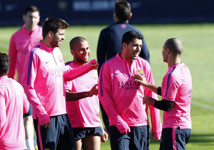 Luis Suarez vui vẻ cùng đồng đội trong buổi tập