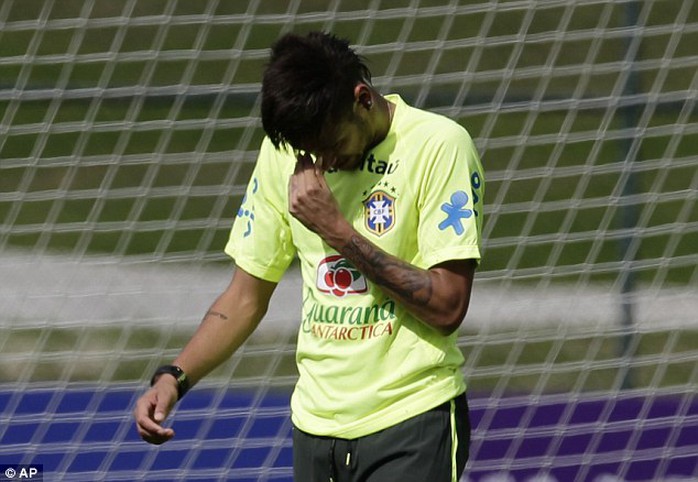 Trong khi Neymar đã xúc động trước tình yêu bóng đá của cậu bé