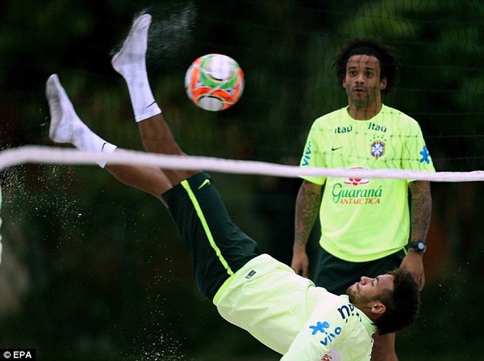 Neymar biểu diễn kỹ thuật điêu luyện